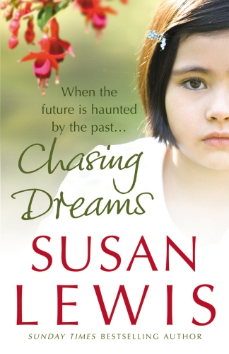 Book cover of Chasing Dreams by Susan Lewis