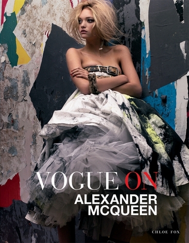 Book cover of Vogue on: Alexander McQueen by Chloe Fox